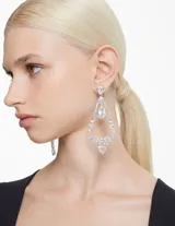 Aros colgantes plateados con forma de candelabro, con múltiples cristales blancos de diferentes tamaños y engarces.