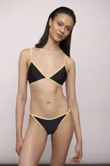 Top de bikini negro con ribete amarillo, corte triangular y tirantes finos.
