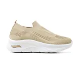 Championes deportivos color beige, tipo slip-on, con capellada de tejido de punto y suela blanca con plataforma.