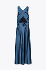 Vestido midi azul petróleo de satén, con escote drapeado y corte al bies.