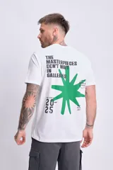 Remera blanca de manga corta con estampa en la espalda que incluye texto en negro, una estrella verde y la fecha 2025.