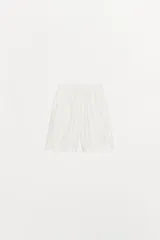 Short de algodón blanco con finas rayas verticales grises, tiro alto y cintura elástica.