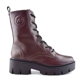 Bota de caña media color marrón, con cordones negros y suela de plataforma track.