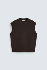 Chaleco marrón oscuro tejido en lana, de corte recto, cuello redondo y sisa ancha.