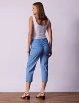 Pantalón capri verde esmeralda de gabardina elastizada, marca Zac & Reachel. Tiene pretina ancha elastizada y bolsillos simulados en la parte delantera y trasera.