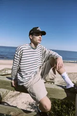 Gorra negra de 5 paneles con cierre snapback ajustable y bordado frontal con logo.