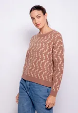 Sweater color marrón con diseño geométrico en beige, de cuello redondo y mangas largas.