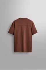 Camiseta marrón de algodón, corte relaxed fit, cuello redondo y manga corta.