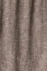 Pantalón marrón claro de lino y algodón, corte recto, con cintura elástica ajustable con cordón, bolsillos laterales y trasero.