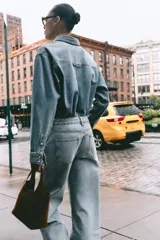 Camisa de denim celeste, de corte recto, con cuello solapa, manga larga, dos bolsillos frontales con solapa y cierre frontal con botones.