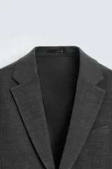Blazer regular fit confeccionado en tejido con 17% de lana. Cuello con solapas de muesca. Manga larga acabada en puño con detalle de botones. Bolsillo de vivo en pecho y de solapa en cadera. Detalle bolsillo interior. Bajo con aberturas en espalda. Cierre frontal con botones.