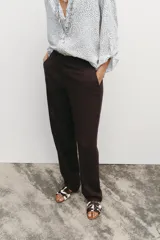 Sandalias planas con estampado animal, confeccionadas en piel con pelo. Presentan tiras cruzadas en la parte delantera y acabado en punta redonda. La altura de la suela es de 1 cm.
