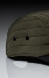 Gorra de cinco paneles color verde militar con visera negra y logo bordado en el frente.