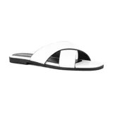 Sandalias bajas blancas con tiras anchas cruzadas en el empeine y suela negra.
