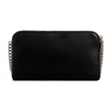 Cartera tipo bandolera o cruzada de Guess, color negro, con herrajes metálicos en tono oro rosado. Presenta un diseño rectangular con dos compartimentos superiores con cierre de cremallera y un bolsillo frontal con cierre. Incluye una correa de hombro ajustable y desmontable, compuesta por una cadena metálica y una sección de cuero sintético negro. Lleva el logo triangular de Guess en metal dorado en el frente.