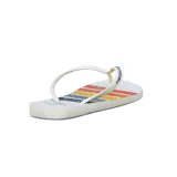 Chanclas blancas con estampado de rayas horizontales en colores rojo, naranja, amarillo y azul.