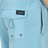 Short de baño celeste con cintura elástica ajustable con cordón negro.