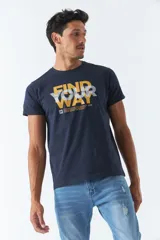 Remera azul marino de algodón con cuello redondo y mangas cortas. Estampado frontal con la frase "Find Your Way" en letras blancas y amarillas.