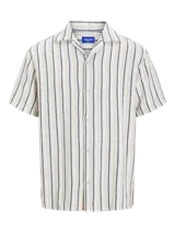 Camisa de manga corta con fit relajado y cuello resort. Cierre con botones al frente. Estilo liviano ideal para el verano.