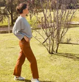 Pantalón de cuero color suela, corte mom fit con tiro semi alto y tajos inferiores.