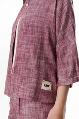 Camisa manga 3/4 con cuello mao y cierre frontal con botones.