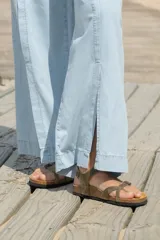 Sandalias romanas de cuero color visón, con suela anatómica de corcho y goma.
