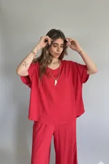 Remerón colorado de lino con escote en V y corte holgado.