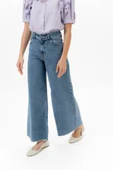 Pantalón jean wide leg de tiro alto, color azul denim, con ruedo desflecado y bolsillos delanteros y traseros.