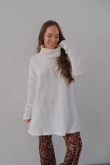 Conjunto deportivo verde oliva de tejido texturizado con cuello alto y logo en la manga.