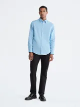 Camisa celeste de vestir Calvin Klein, de corte entallado, manga larga y cuello clásico.