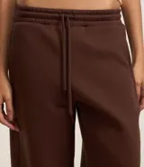 Pantalón de algodón color marrón, modelo barrel con cintura elástica, cordón para ajuste en la cintura y forro de polar.