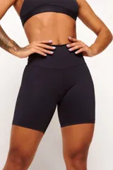 Short deportivo negro de tiro alto, corte ajustado y largo a medio muslo. Ideal para running y entrenamiento.