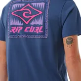 Remera azul de manga corta con logo de Rip Curl estampado en el pecho. Corte clásico.