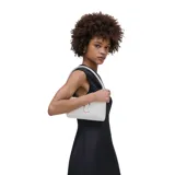 Bolso de hombro blanco de cuero Saffiano texturizado con herrajes J Marc DTM, cierre de cremallera, ranuras interiores para tarjetas y correa de piel tubular extraíble.