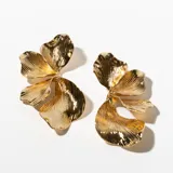 Aros colgantes dorados con forma de flor.