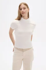 Remera de viscosa color gris oscuro, de punto canale, corte ajustado y cuello alto.