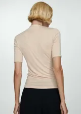 Camiseta color beige de manga corta, cuello perkins y corte ajustado.