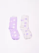 Pack de dos pares de medias de caña media, un par lila con lunares blancos y otro par gris con lunares lilas.