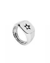 Anillo plateado con forma cuadrada y una estrella grabada en el centro.