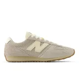 Championes New Balance modelo U471RB, color beige con detalles en blanco, confeccionados en gamuza y malla, con logo "N" característico en los laterales y suela de goma color caramelo.