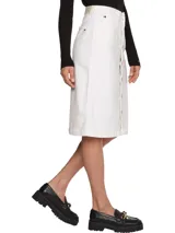 Minifalda de jean blanca con hilera de botones metálicos al frente.