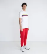 Pantalón jogger rojo de algodón con ajuste en los tobillos, bolsillos laterales con cierre y cintura elástica.