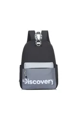 Mochila Discovery de diseño urbano en color negro con bolsillo frontal en contraste gris. Posee compartimento principal con cierre, bolsillo delantero con logo estampado en blanco, bolsillos laterales y correas acolchadas ajustables.