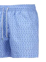 Short de baño celeste con estampado de ballenas en azul y gris. Tiene cintura elástica con cordón ajustable y bolsillos laterales.