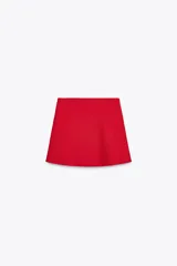 Minifalda roja de punto liso, tiro alto y corte evasé.