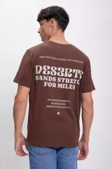 Remera marrón de manga corta con cuello redondo y estampado de un sol en el pecho.