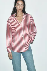 Camisa de manga larga con cuello solapa y cierre frontal con botones.