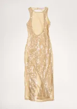 Vestido de fiesta largo color dorado con lentejuelas, cuello halter y espalda descubierta.