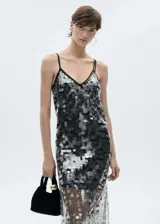 Vestido largo de fiesta con lentejuelas plateadas y negras, escote en V y tirantes finos.