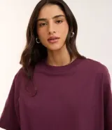 Remera blanca de algodón, corte oversized, con cuello redondo y manga corta.